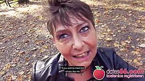 La nonna tedesca strana Rubina gestisce un cazzo grande all'aperto.