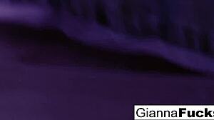 brunette hottie gianna michaels knows how to masturbate