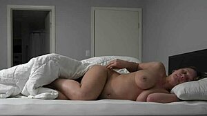 Elle s’est glissée dans mon lit et m’a fait jouir deux fois super vite