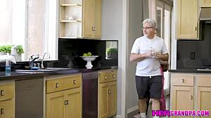 Харлоу Уэст даёт сводному деду Джею Крю полный доступ для грязных утех!