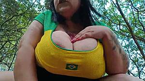 ब्राजीलियन बीबीडब्ल्यू मेरी झुआना सार्वजनिक पार्क में जोर से चूत मारती है!