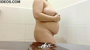 큰 가슴 인도 임신녀, 뜨거운 샤워에서 유혹해