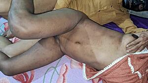 Ei, confira essa atualização da dona de casa indiana quente de 25 de fevereiro! 🔥