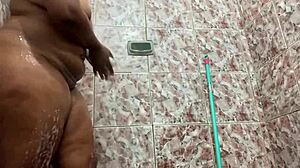 Giant ass ebony twerks hard to funk beat!