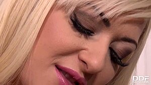 أون فلاكس الشقراء الصغيرة 18+ تأخذ حمولات من المني في طيزها الضيقة المراهقة 18+