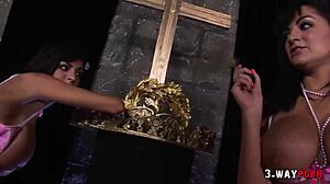 Jeg er i en rå anal knulling med Kit og Kat Lee