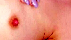 Baise cette blonde 18+ ! Massage anal sur le canap' !