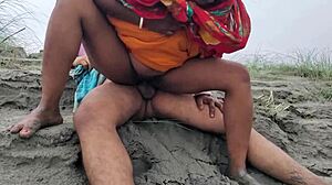 באודי משתוללת עם זיון כלבית ליד הנהר