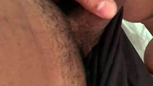 Mi amiga no aguanta la calentura y se me trepa encima me chupa la polla muy rico 😈💋