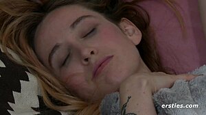 Sexy Amba se probudí nadržená a hned masturbuje!