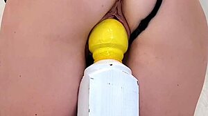 Suroră vitregă micuță 18+ cere mai mult, călărind tare pe pat olimpic cu pizda strânsă întinsă