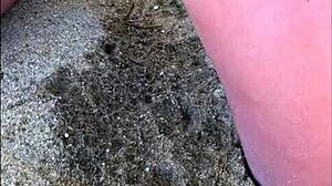 MINHA ESPOSA FAZENDO XIXI NA PRAIA UM BEM COMPRIDO!