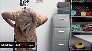 Gorąca dojrzała blondynka Amber Chase wymienia cipkę za skradzione majtki w sklepie.