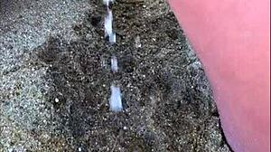 MINHA ESPOSA FAZENDO XIXI NA PRAIA UM BEM COMPRIDO!