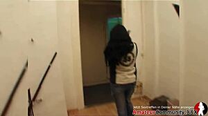 Špinavá mladá bimbo skúša prvýkrát fisting s ponáraním do muff a lízaním holenej pičky.