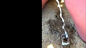 MINHA ESPOSA FAZENDO XIXI NA PRAIA UM BEM COMPRIDO!