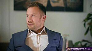 شرموطة المكتب بالجوارب تعطي فوت جوب قبل نيك دوغي ستايل قوي