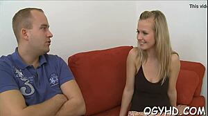 Młoda dziwka ssie starego potwora kutasa z dzikim głodem!