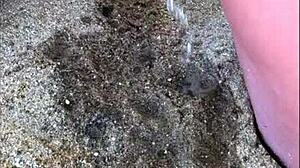 MINHA ESPOSA FAZENDO XIXI NA PRAIA UM BEM COMPRIDO!