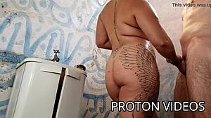 Želiš se pridružiti meni in vroči ženi za vročo prho?