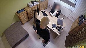 Laina-agentti antaa pankkityöntekijän taivuttaa hänet pöydän yli käteisdiilillä toimistossa