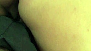 Mi amiga no aguanta la calentura y se me trepa encima me chupa la polla muy rico 😈💋