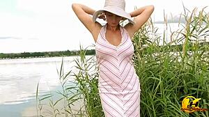 Eerste zonnige dag, ik masturbeerde bij het meer in sexy lingerie