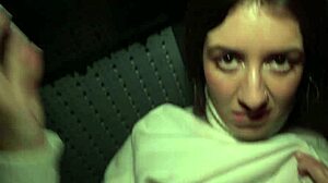 Neverovatno, gledaj kako sitna Ruskinja Katty West biva pokupljena za javni POV žestoki seks! 😍