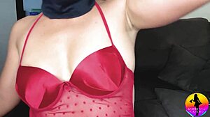 I watched the beautiful Brazilian dancer in short dress cum on huge fitness toy dildo