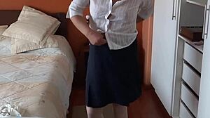 Polni video - prvi cuckold izkušnja z moževim prijateljem, masiven izliv na dlakavi pički