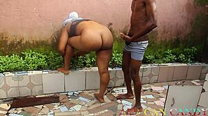 Ситна црнкиња из комшилука јебана напољу у догги стилу од великог црног курца