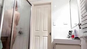 Жена са длакавом пичком добија сирово јебање, о да!