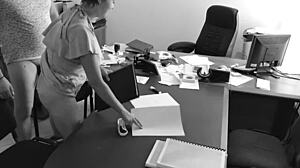 Шефът чука малката секретарка на офис масата тайно