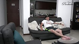 Manikyristi löytää intensiivistä nai asiakkaan kanssa suurilla luonnollisilla titeillä ja doggystyle-ratsastuksella