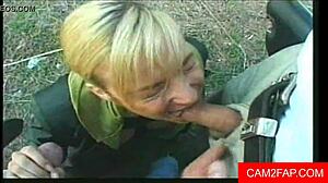 Amatérka dostává z prdele do pusy ve divokém skupinovém videu