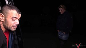 Zachránená blondínka pomáha cudzincovi vo vani s perfektným telom. Vonkajšia akcia sa odohráva v taxi realite!