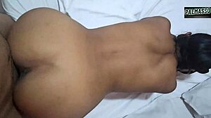 Stepdad me jebe surovo po pozni noči, brez zaščite.