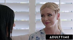 Stydlivá Serene Siren ztrácí lesbické panenství s Holly Day