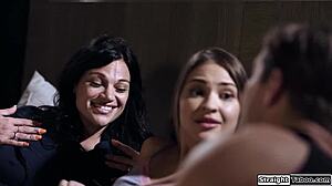 יו, אמא חורגת ובן חורג חולקים בחורה מהקולג' לפעולה פרועה. ציצים גדולים בכל מקום! 😜