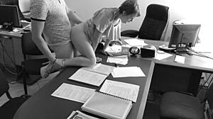 Chef nagelt kleine Sekretärin heimlich auf dem Bürotisch