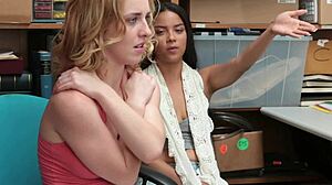 ホットな親友ボニー・グレイとマヤ・ビジュー、万引きで捕まって罰を受ける