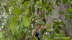 Donte Thick se pridružuje dva hunk-a za smelu akciju u javnom parku - NextDoorStudios