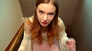 الجميلة الصغيرة خلعت الواقي مني في الحمام العام!