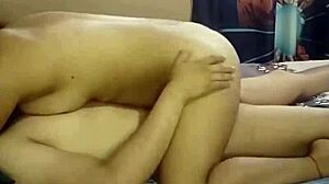 Wanita excited kasih bokong besar ke temen buat cowgirl di adegan homemade