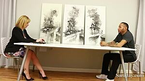 Il dipendente con cazzo grosso scopa la matura Sara Jay per quell'aumento