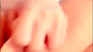 Unga 18+ par knullar i rummet medan tjejen gnider sig till vild orgasm