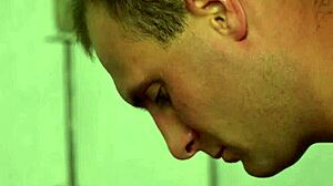 Namiętna nimfomanka rozwiera ciasną cipkę i traci dziewictwo