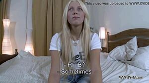 בלונדינית צעירה לוקחת זין בבית על מצלמה