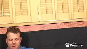 Voi vittu! Cougarin pinkki kusi nuolitaan ja porataan kovaa syvä kurkku -aktiin!