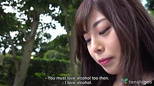 おい！日本のバーテンダー娘がホテルで生マンコ遊び！